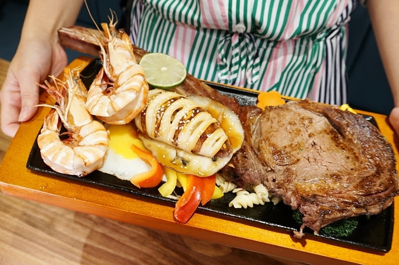 爭厚厚切牛排-戰斧牛排海陸特餐、雄霸豬排｜附大胃王獎金挑戰賽活動詳情