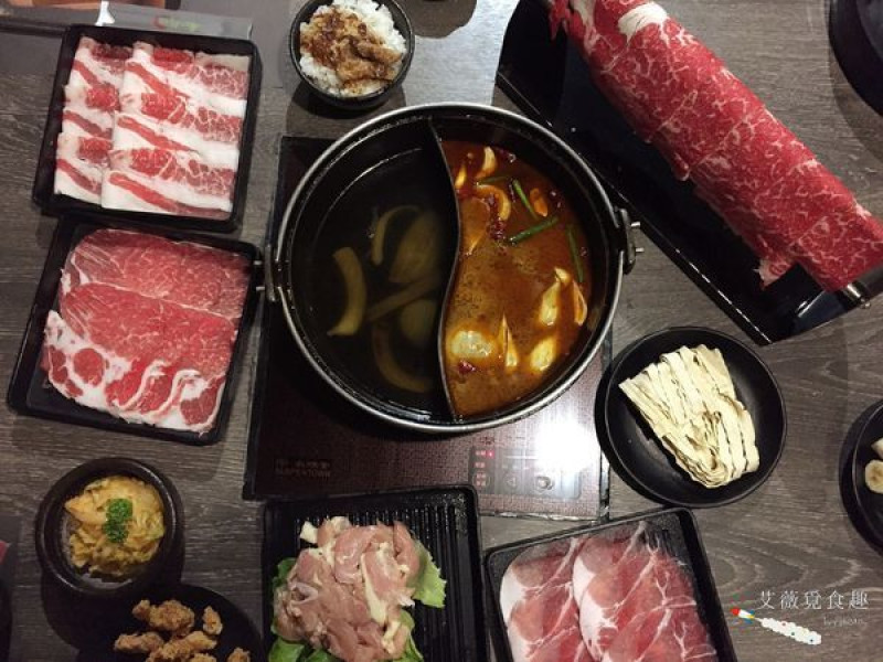 【台中大里】歡迎來到肉肉天堂，極品鴛鴦鍋物吃到飽，湯頭濃郁，肉嫩鮮美，青菜多樣選擇，最後還可以與兵馬俑合照! || 春秋戰鍋