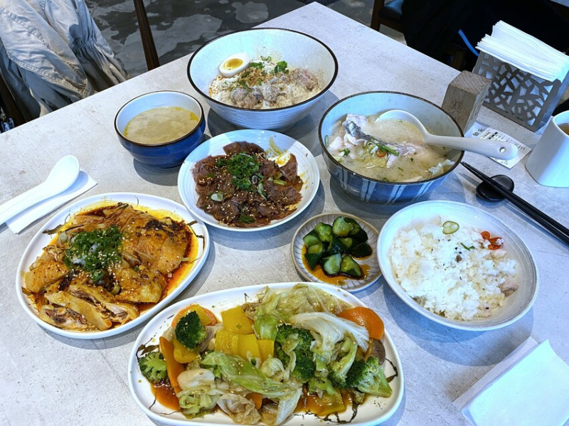 【台中 餐廳】麵廊，米其林餐盤的麵館，寶寶拳頭大的抄手與麵條都厲害~麵食很好吃