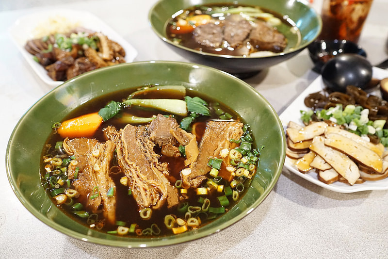 【台中豐原】一碗牛肉麵，一份人情味。『牛腩筋』－古色古香牛肉麵店｜用料大方好滿足｜紅燒湯頭超推｜各式滷味小菜