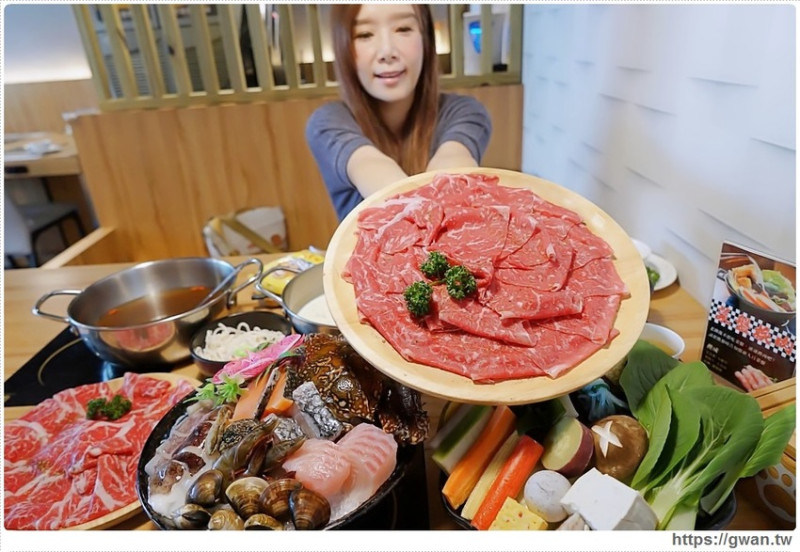 養鍋東英店中午開鍋囉！！大肉哥最低49元給你加倍肉量，菜盤還可以換肉肉呦