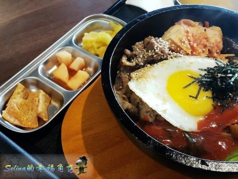 高雄•三多商圈林森路上-平價多種韓式料理-韓石•食堂【林森店】好吃的石鍋拌飯
