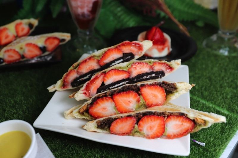 T&F 手作吐司-崇明店：草莓季到了！冬季限定草莓套餐，讓你一次吃到滿滿的草莓大餐.草莓熱壓吐司.草莓奶酪.草莓沙拉.草莓調飲｜台南早午餐.下午茶.晚餐推薦 - 進食的巨鼠