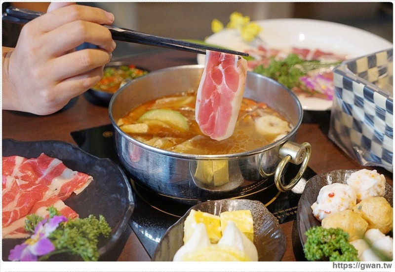 台中首創薑母鴨搬進火鍋店，還可以玩扭蛋！！