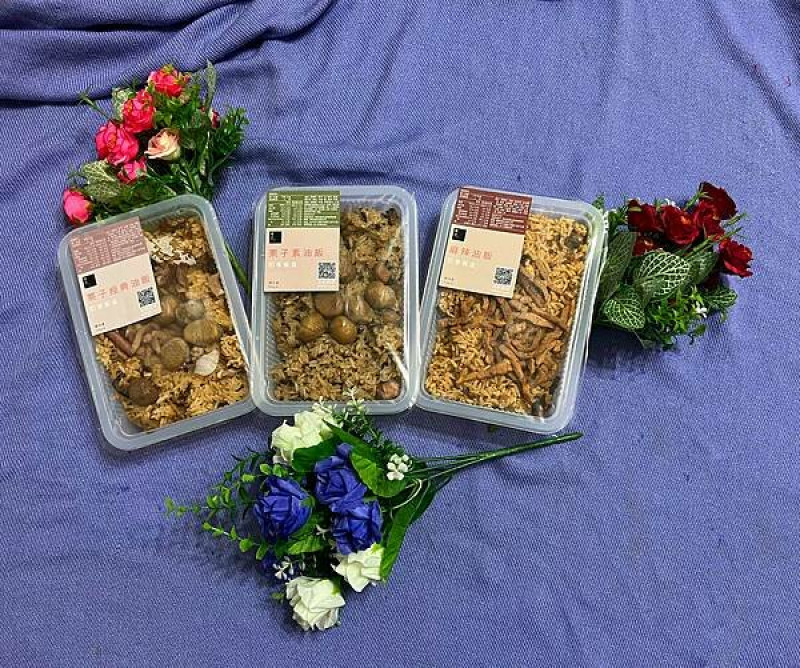【宅配美食】【團購美食】超方便即享餐盒【冊子生活購】多種口味油飯，栗子油飯、麻辣油飯、素食油飯，滿足你的味蕾【即享美食】【微波即食】