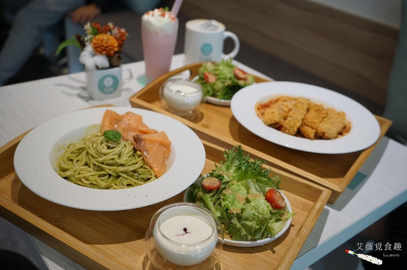 巧巧咖啡 Chow Chow Cafe || 台中南屯文心森林公園咖啡廳，白色簡約風與獨立工作室設計，必點義式商業午餐/義大利麵/超值套餐讓你吃飽吃巧！花博特約商店