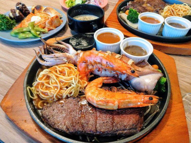 新竹東區｜牛室炙燒牛排～中價位牛排聚餐推薦！semi buffet手工披薩吃到飽（新竹火車站）～