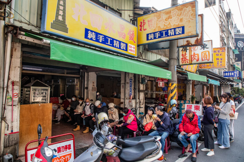 嘉義市東區北回水晶餃｜還沒出爐就秒殺！晶瑩剔透超人氣排隊水晶餃