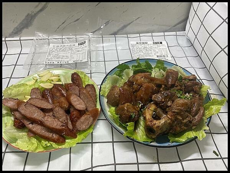 吃豬腳，添好運！【大成食品】萬巒豬腳 VS 花雕酒雞肉香腸 喜氣鮮紅的香腸,更有象徵長長久久的吉祥寓意;超