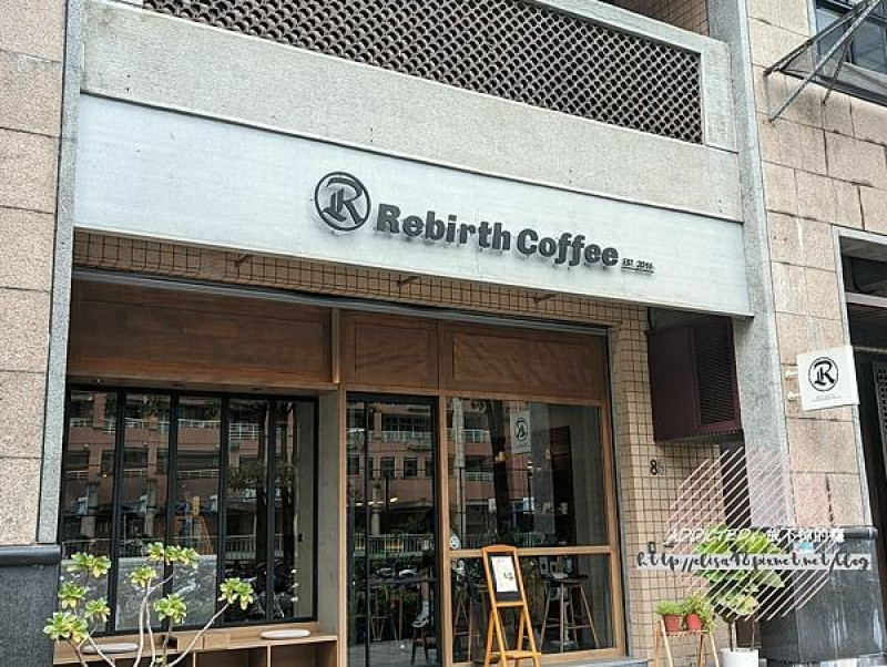 台北松山-[瑞帛咖啡Rebirth Coffee] 近南京三民站5分鐘路程，自家烘焙單品豆手沖，美味法式吐司與燻鮭魚酪梨三明治，木質灰系極簡文青風咖啡廳
