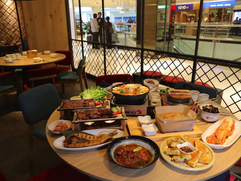 扁筷-台南新光三越西門店：全台灣第一家Prime級韓式料理餐廳就在台南新天地/用餐即免費招待6道韓式小菜/正宗韓國泡菜任你無限享用/加入官方賴群.可領入會禮.壽星禮/台南聚餐餐廳推薦 - 進食的巨鼠