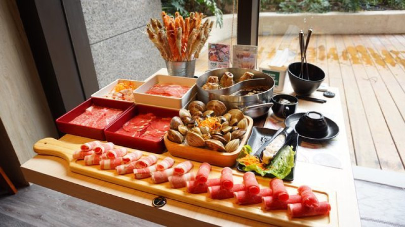 [高雄美食] 星野肉肉鍋 新光三越左營店-就是要肉肉吃到飽/ 高雄平價吃到飽 /新光三越 /高鐵餐飲