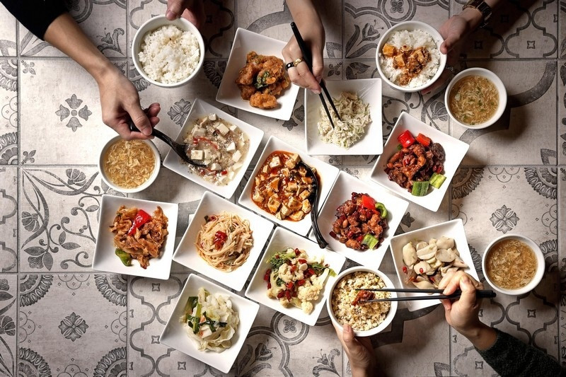 【微風南山│金葉紅廚篇】給嗜辣外食族的飲食新提案 美食街竟能吃川菜桌菜？排隊有理！  這些菜通通上，不到1200元足夠六人共享！