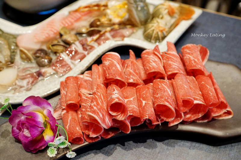 【台中大里】藏身巷弄的精緻小火鍋『星八鍋 - 鍋物潮流』。獨門剝皮辣椒雞湯香氣迷人｜澎派海鮮肉肉盤｜大里火鍋推薦