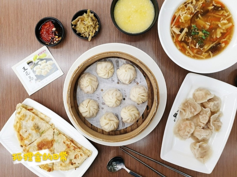 台中西區 │ 五花馬水餃館 彩色水餃黑白配 捲餅跟蔥油餅超讚 還有免費小米粥喝到飽