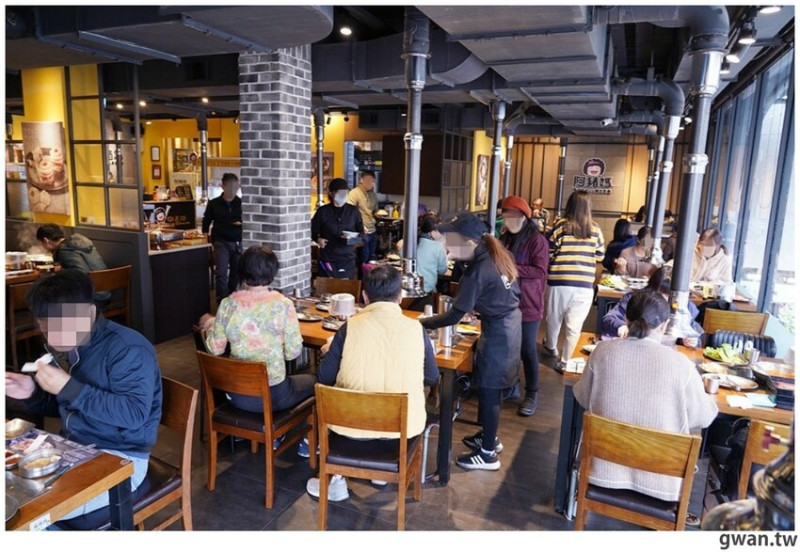 台中烤肉火鍋吃到飽，平日午餐學生只要399，用餐時間人潮滿滿！