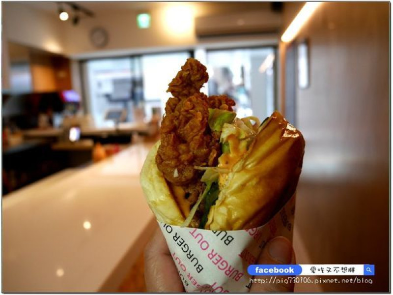 國父紀念館炸雞漢堡【台北市信義區/美食】美式炸雞漢堡/美式餐廳推薦！帶著走的炸雞漢堡、炸雞鬆餅！Burger out