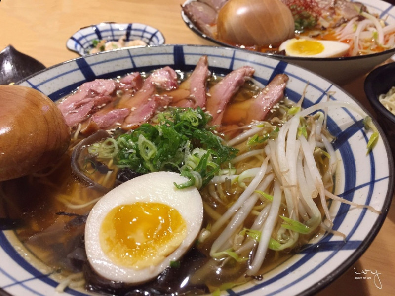 山禾堂博多拉麵 高雄岡山店| 你沒看錯? 免費加麵兩次，打卡再送雪糕，還可以手作浮誇日式舒芙蕾甜點，真的呷就飽!