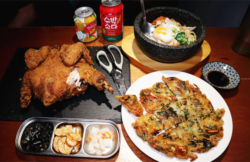 「中山韓式料理」【四米大石鍋拌飯專賣】中山站2樓韓式排隊美食，難忘「始終如一溫度」的石鍋拌飯，酥脆鮮香的海鮮煎餅，還有新品上市「霹靂雞」，全雞豪邁手扒，也附剪刀俐落拆解！