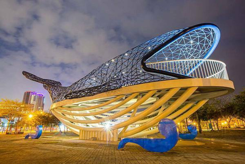 台南安平漁港大魚的祝福：鯨魚裝置藝術，用光影變化塑造出的大海藝術品│港濱歷史公園、安平漁人碼頭【網美景點】【城市漫步】