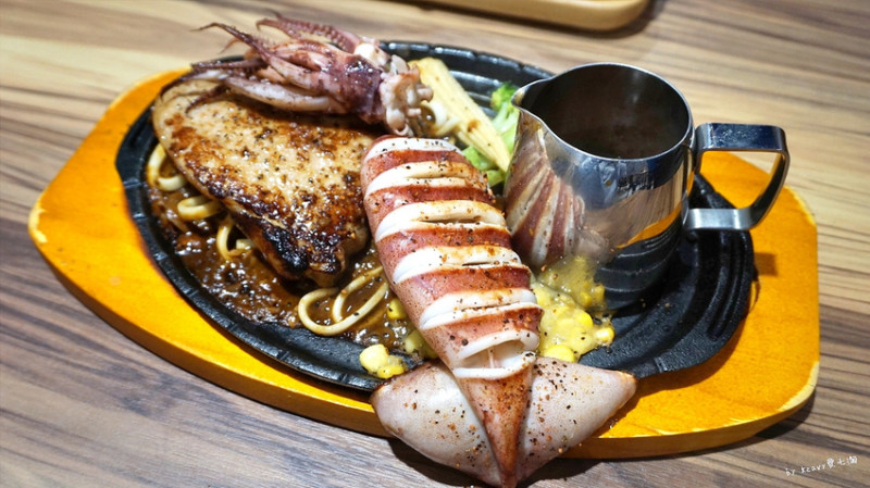 ★高雄新興★【Double 萬牛排】魷魚特大隻新鮮無比/高雄平價牛排/力野家姐妹店。