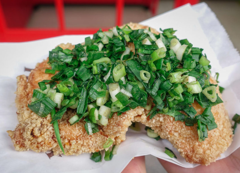 [高雄光華夜市美食]迷路炸物店-浮誇系蔥雞排~每口都吃到蔥花的大大滿足 - 美食好芃友