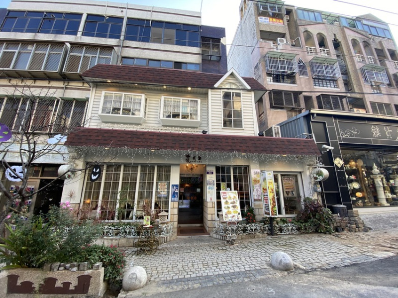 台中咖啡廳推薦【艾凡里】~彷彿置身異國的浪漫下午時光