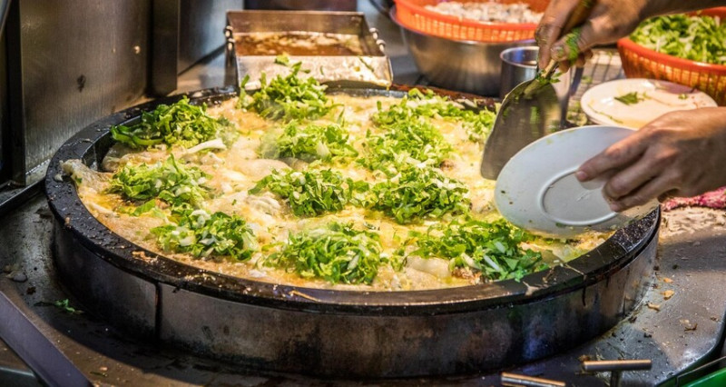 新北市三重區蚵四海小吃｜鮮蚵菜菜堆成小山丘！開兩爐煎都來不及的排隊蚵仔煎