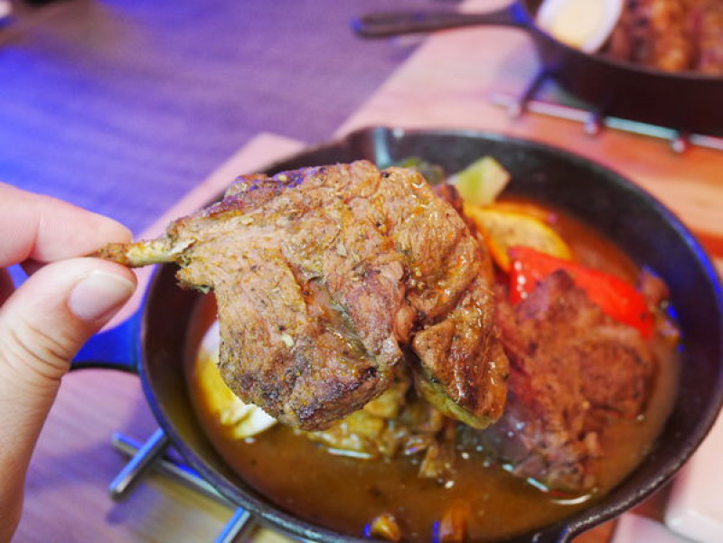 【西門咖哩】有肉排的超豪華咖哩飯！一口湯一口飯，不一樣的咖哩吃法通通都在這~銀兔湯咖哩(西門店)