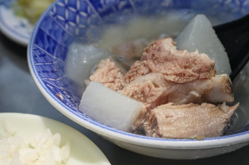 台北大同｜阿桂姨原汁排骨湯～蘿蔔、排骨與清湯，在綠蔭下喝一碗老大稻埕人的愜意日常（捷運大橋頭站）～