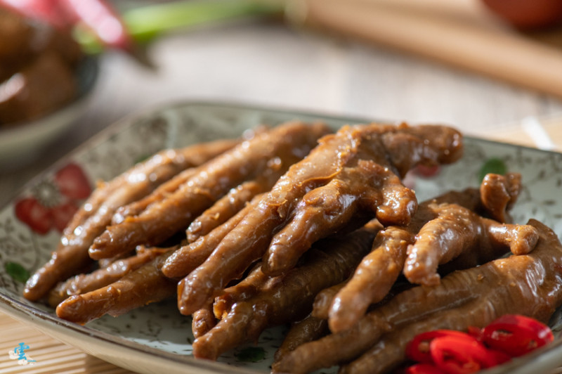 當日滷好的雞腳凍都在當日賣完，不事先預約，你只能眼巴巴看著別人吃喔