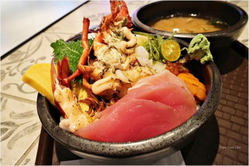 [台北信義區]浮誇贅沢三昧海鮮丼專賣店(微風南山店)|招牌龍蝦海鮮丼、浮誇戰斧豬排蓋飯（味噌湯、飲品無限續）