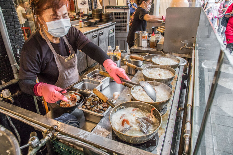 新北市金山區金山大碗螃蟹｜簡單且粗暴的海鮮美味，超大碗現煮螃蟹海鮮粥！
