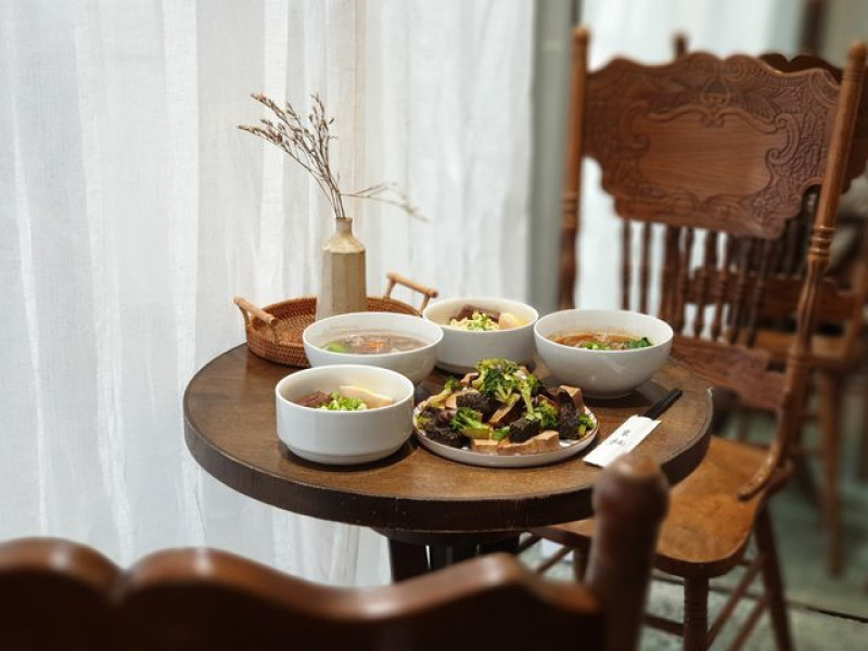 高雄美食||裹麵-我在韓系風格的餐館，吃著台灣傳統拌麵與滷味||苓雅區、傳統美食