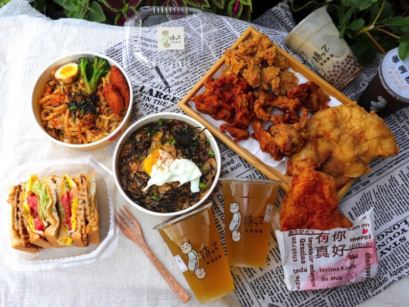 等咧粉圓-古早味茶飲/台南五妃概念店限定推出外帶防疫餐，銅板價的防疫套餐-丼飯.烏龍麵.花生里肌三明治通通任你選，搭配純茶類只要89元！ - 進食的巨鼠