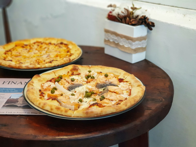 高雄美食||游李家-大塊鮭魚放進披薩裡，宛如家一般的手作披薩店||前金區