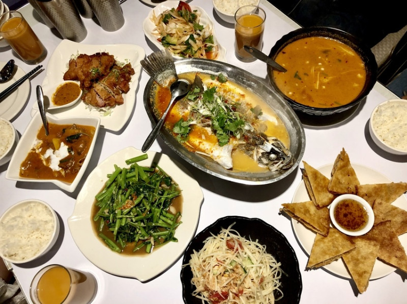 台中中區・異國料理｜泰星動泰式料理｜鄰近台中火車站、錢櫃正對面的平價泰式料理，還有提供商業午餐！