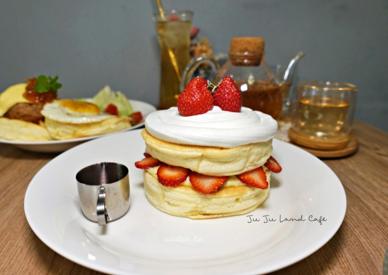 【宜蘭】JuJu Land Cafe 篤行二村厚鬆餅 草莓鬆餅 獅子頭鬆餅 日式鬆餅咖啡廳
