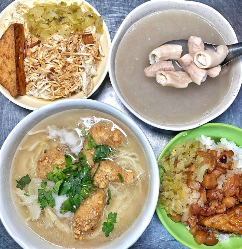 台南美食【阿秋浮水土魠魚羹】大灣人氣小吃 飄香30年的古早好滋味 來大灣必吃名單 ! | 小白只饗ㄔ美食