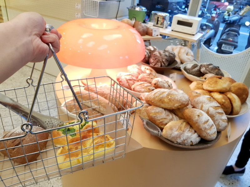 《高雄美食》江鳥言己麵包店❤提菜藍買麵包，環保紙袋吐司~超質感，很假掰！