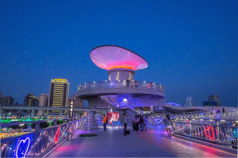 新北大都會公園 辰光橋X魔王 新北三重區 你集滿日月星辰龍新北五橋了嗎？ 有浪漫夜景的星座景觀橋 愛情鎖 鎖住你我浪漫 機場捷運 三重站直達 新北公園推薦 單車族天堂