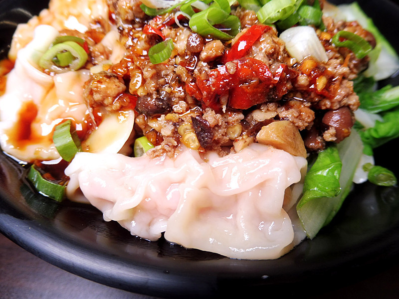 「北投小吃」【燈亮客來，大紅燈籠高高掛】 #祖傳紅燒牛腩麵 #湘辣老虎炒手麵 #骨仔肉湯，是店中必點招牌！