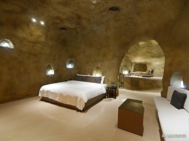鳥人創意旅店。台中汽車旅館│全台獨家山洞房型，走進海底洞穴、沙漠、地窖、復古，每一間都是情境與驚喜 - 黑皮的旅遊筆記