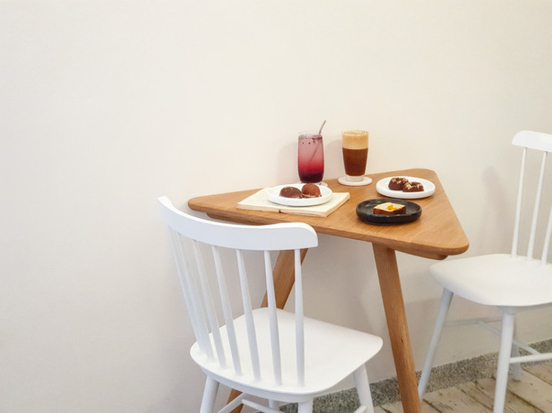 高雄美食||Beetle Tree Cafe﻿-一幢設計感十足的咖啡館，舒適的想待上整個午後時光||苓雅區、高雄咖啡廳、不限時咖啡聽