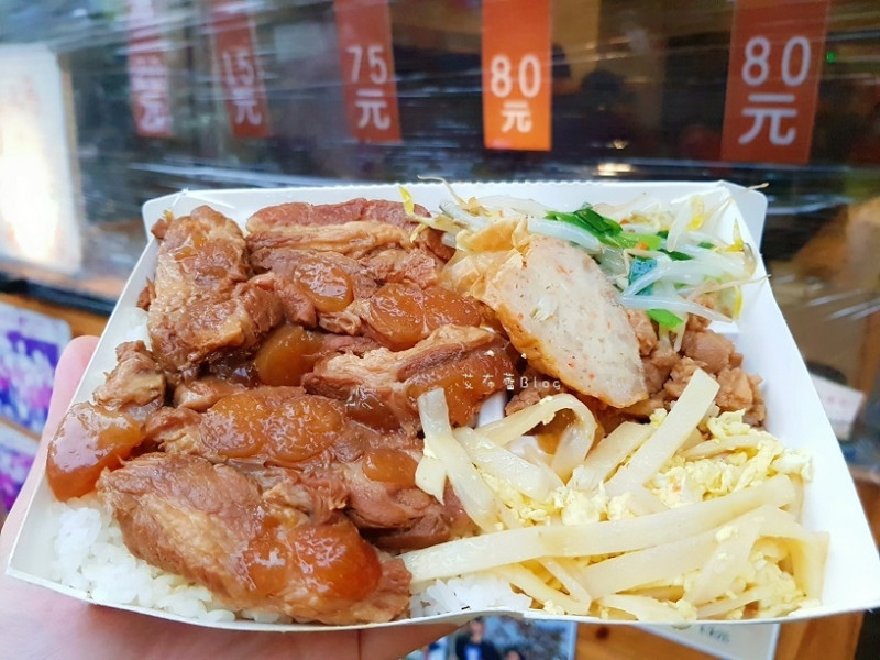 《高雄美食》高鈣軟骨便當❤五甲人氣便當~+肉20元，給你滿滿的豬軟骨｡