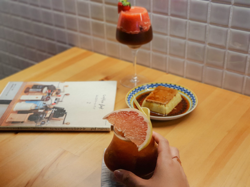 高雄美食||私心珈啡-今天來喝咖啡特調，新鮮水果香氣讓你不像在喝咖啡 ||左營區、咖啡廳