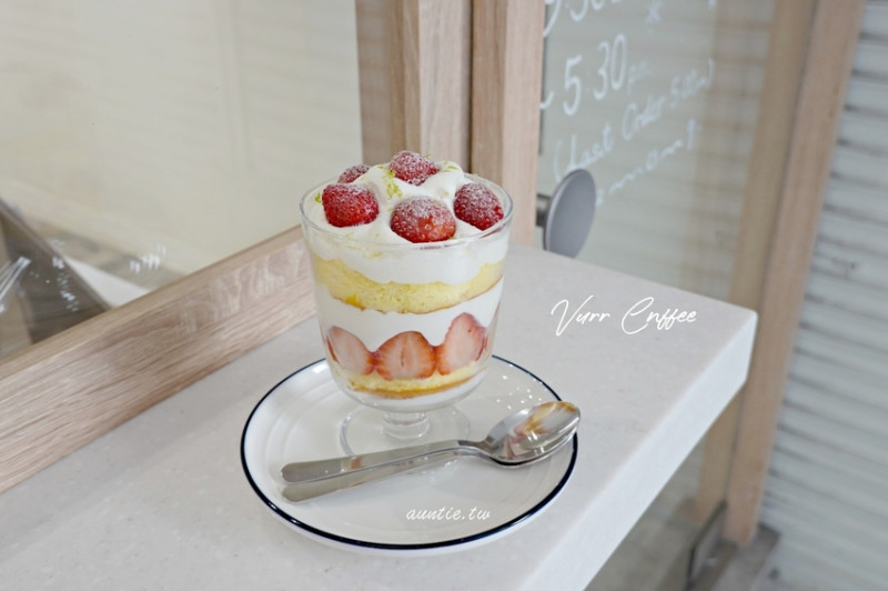 【台中】Vurr Coffee 夢幻甜點草莓杯杯 香濃達可瓦滋 科博館咖啡甜點推薦