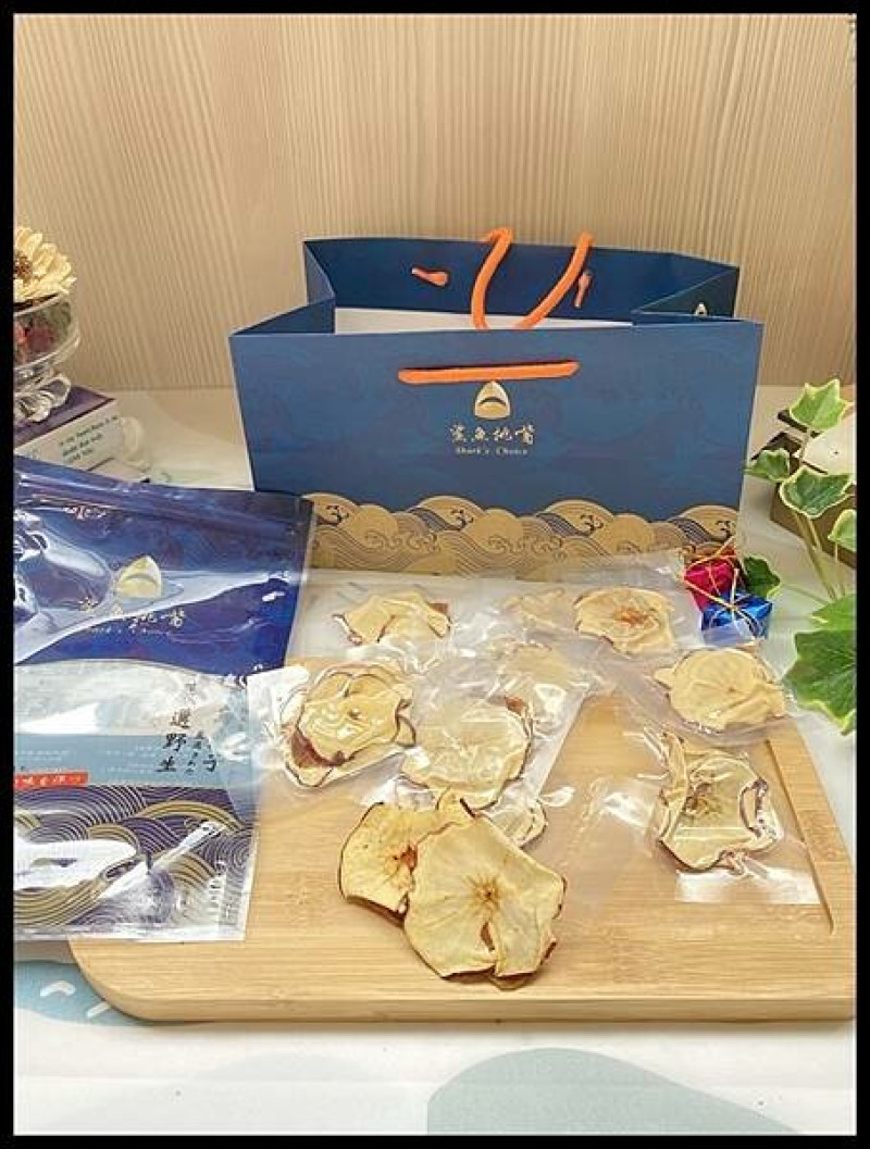 【台中十大伴手禮推薦】全台【獨家爆款】 《鯊魚挑嘴 野生烏魚子專家》 野生烏魚子蘋果一口吃 今年戀愛了！