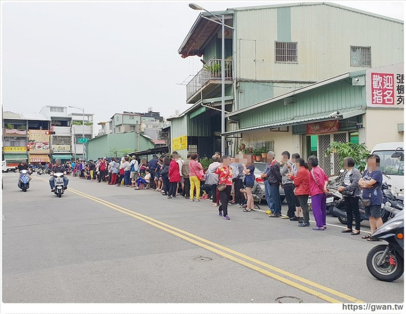 扯翻天！！清晨6點排隊買不到，媒體說的15元肉粽底加啦～