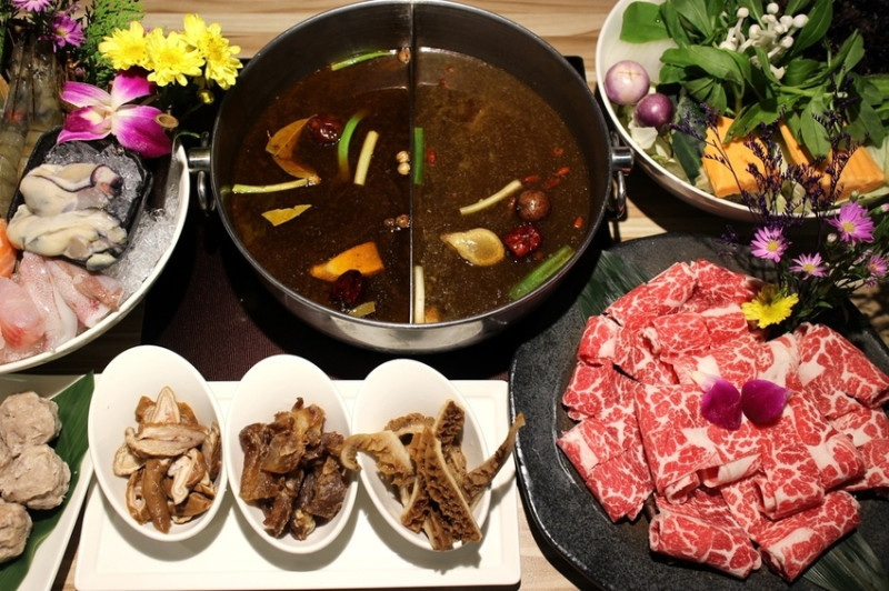 【中山區美食推薦】民權西路站美食推薦/中山區火鍋推薦/捷運美食/當季食材活體海鮮/親子餐廳推薦-汆食 作伙鍋